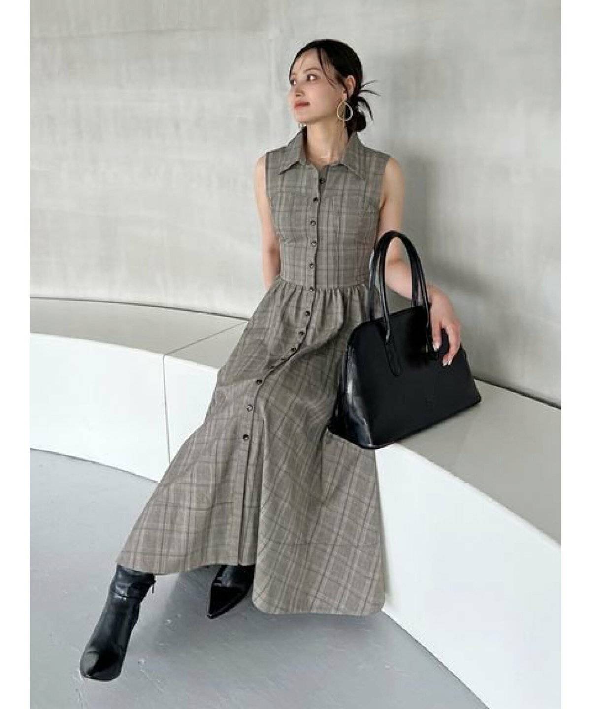 チェック柄ワンピースを着た女性