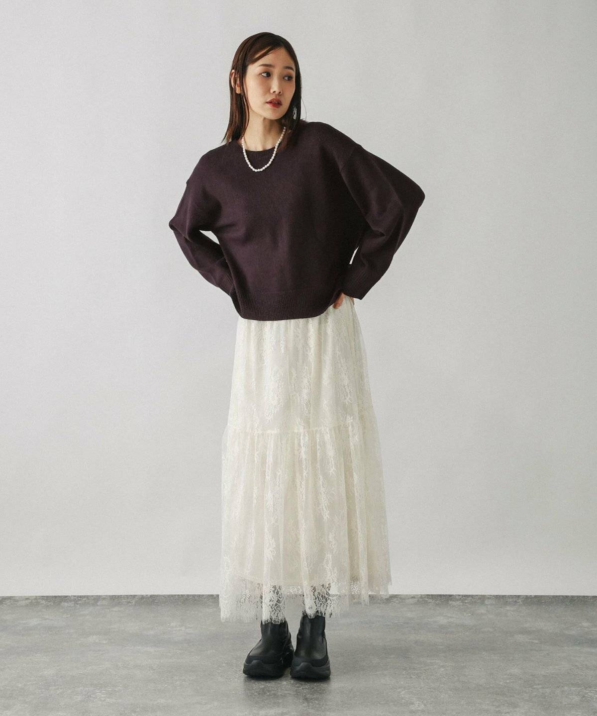 モノトーンコーデの女性