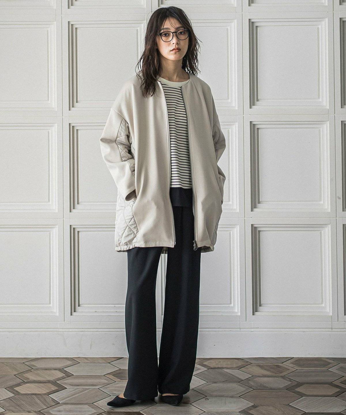 モノトーンコーデの女性