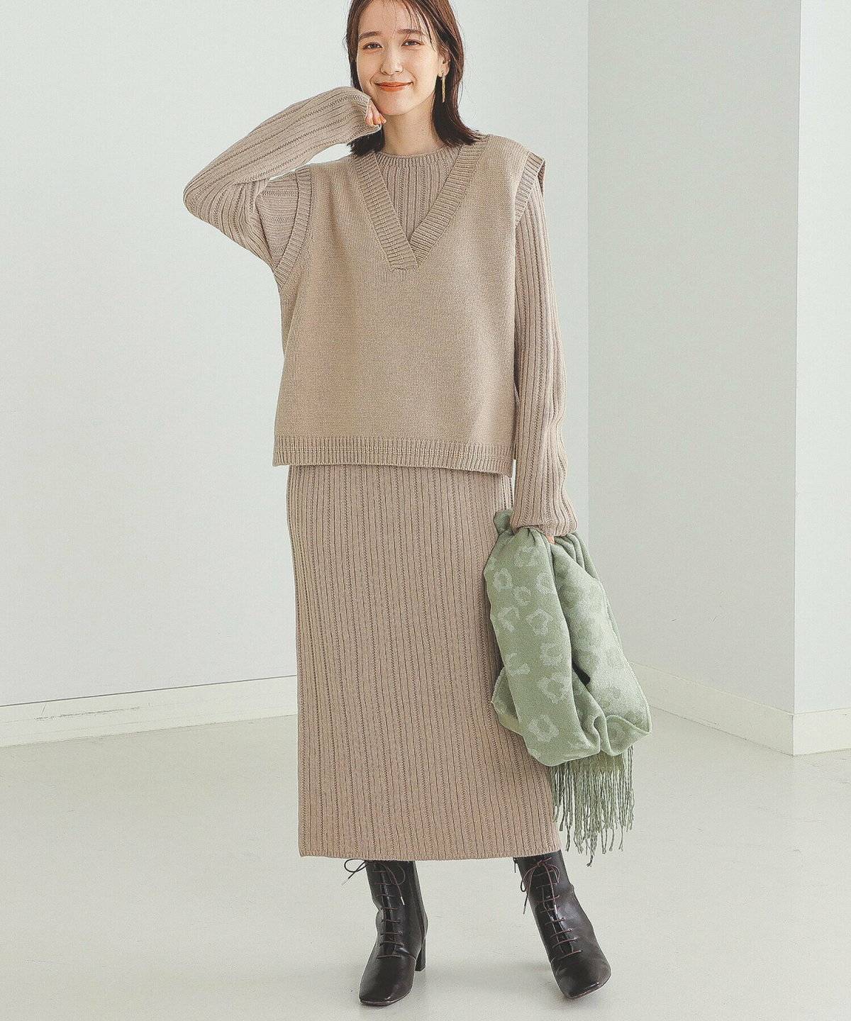 ベージュのワントーンコーデの女性