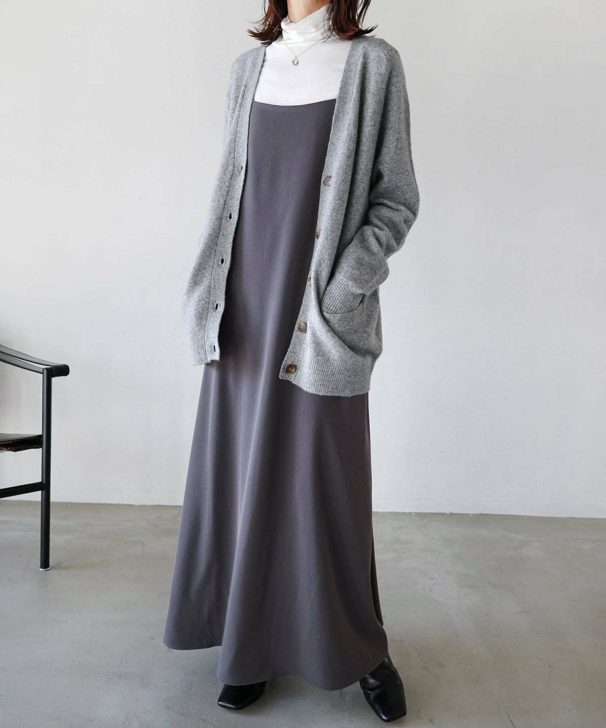 モノトーンコーデの女性