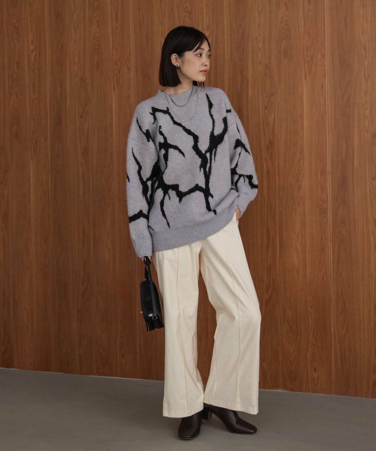 モノトーンコーデの女性