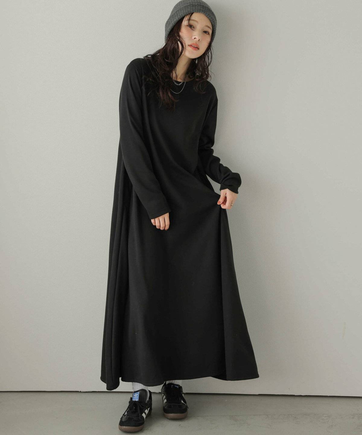 黒ワンピースを着た女性