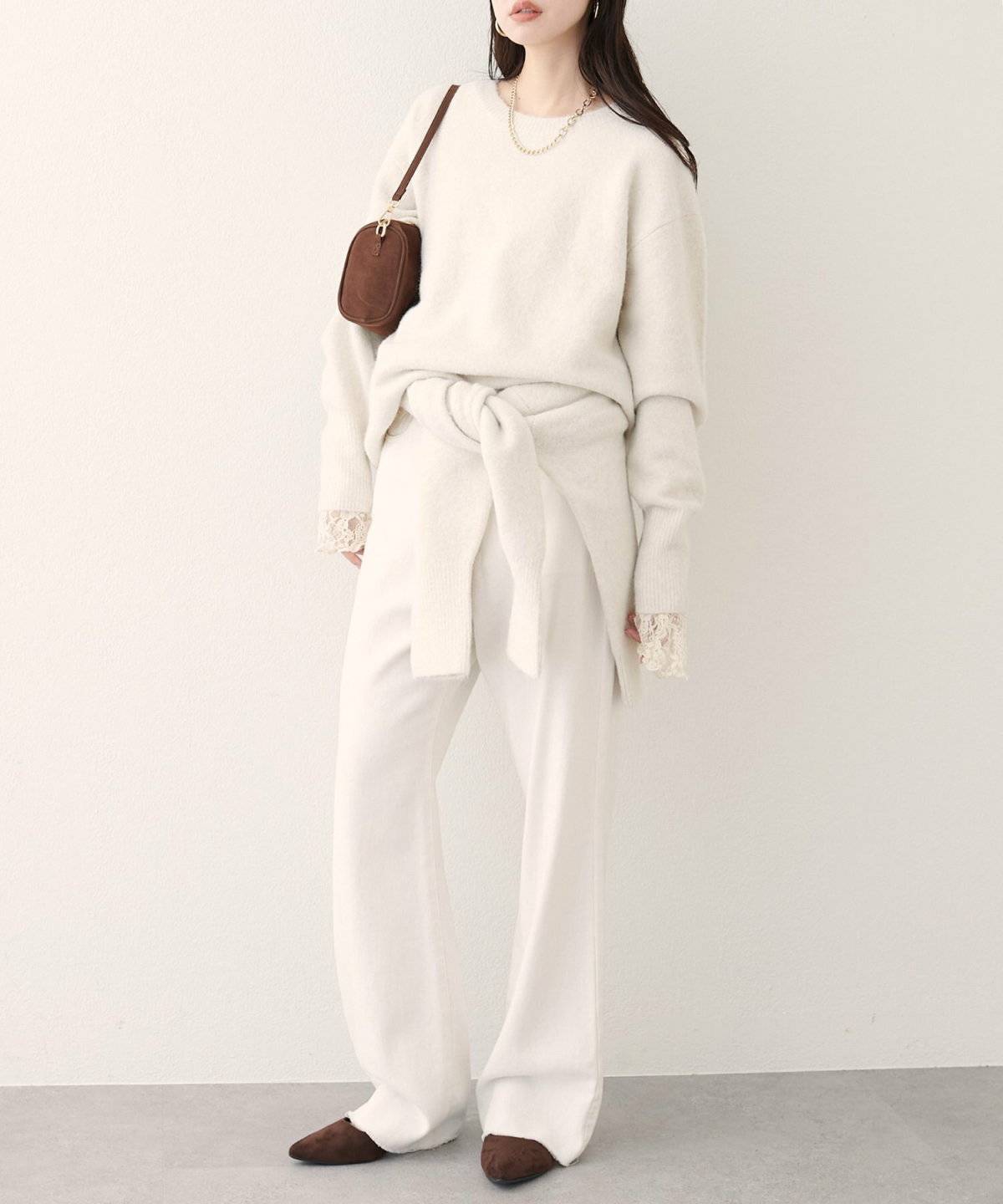 オールホワイトコーデの女性