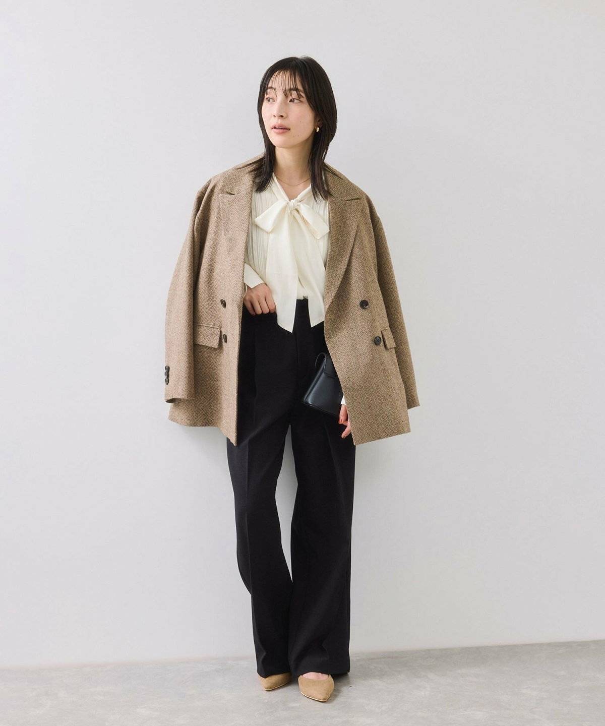 ジャケットを羽織った女性