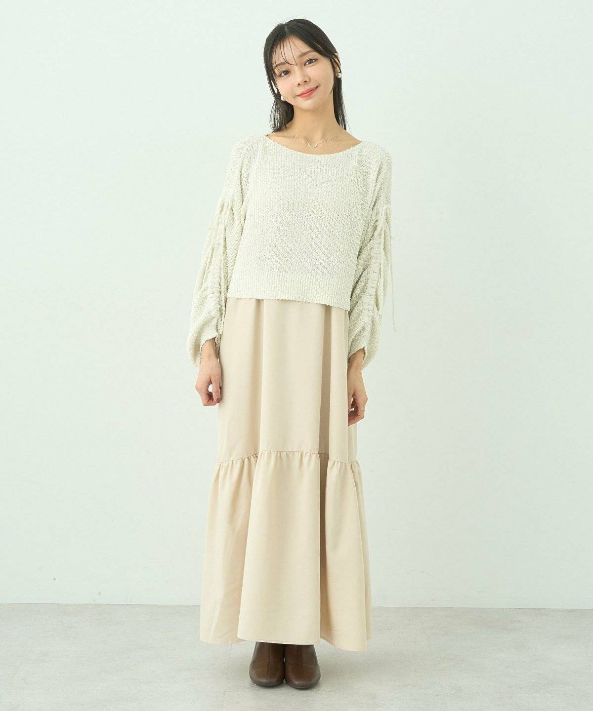 オールホワイトコーデの女性