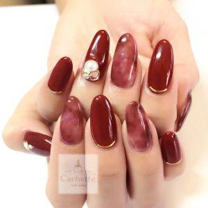 【2025年秋】色っぽさを指先から引き出す。今っぽいボルドーネイル5選