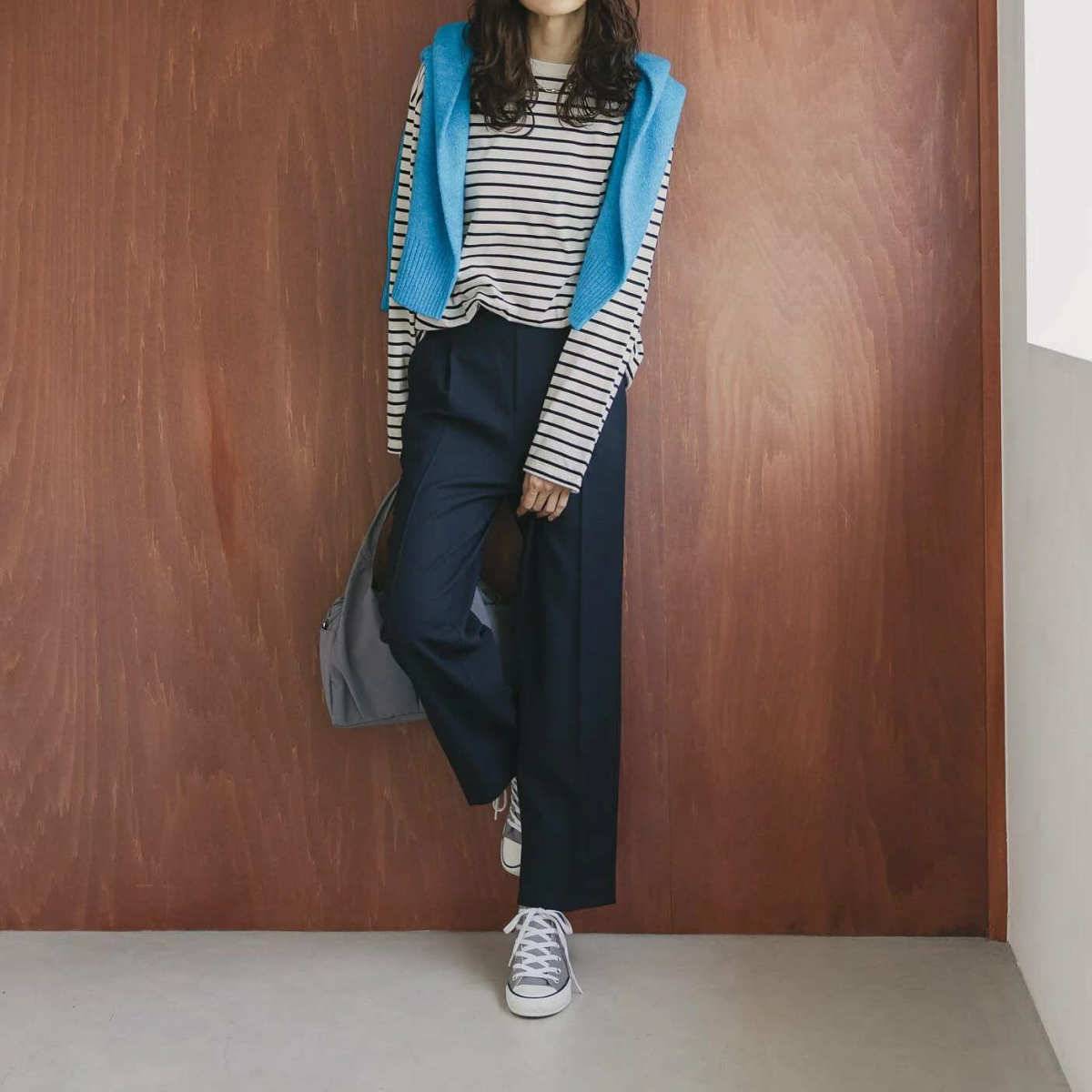 パンツコーデの女性