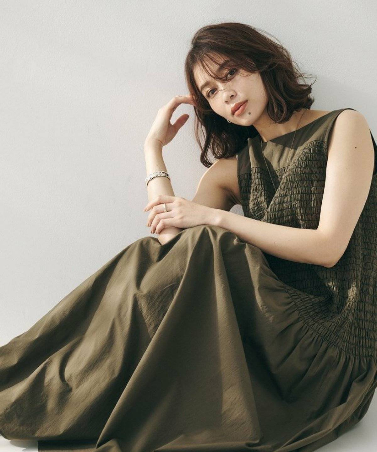 ワンピースコーデの女性