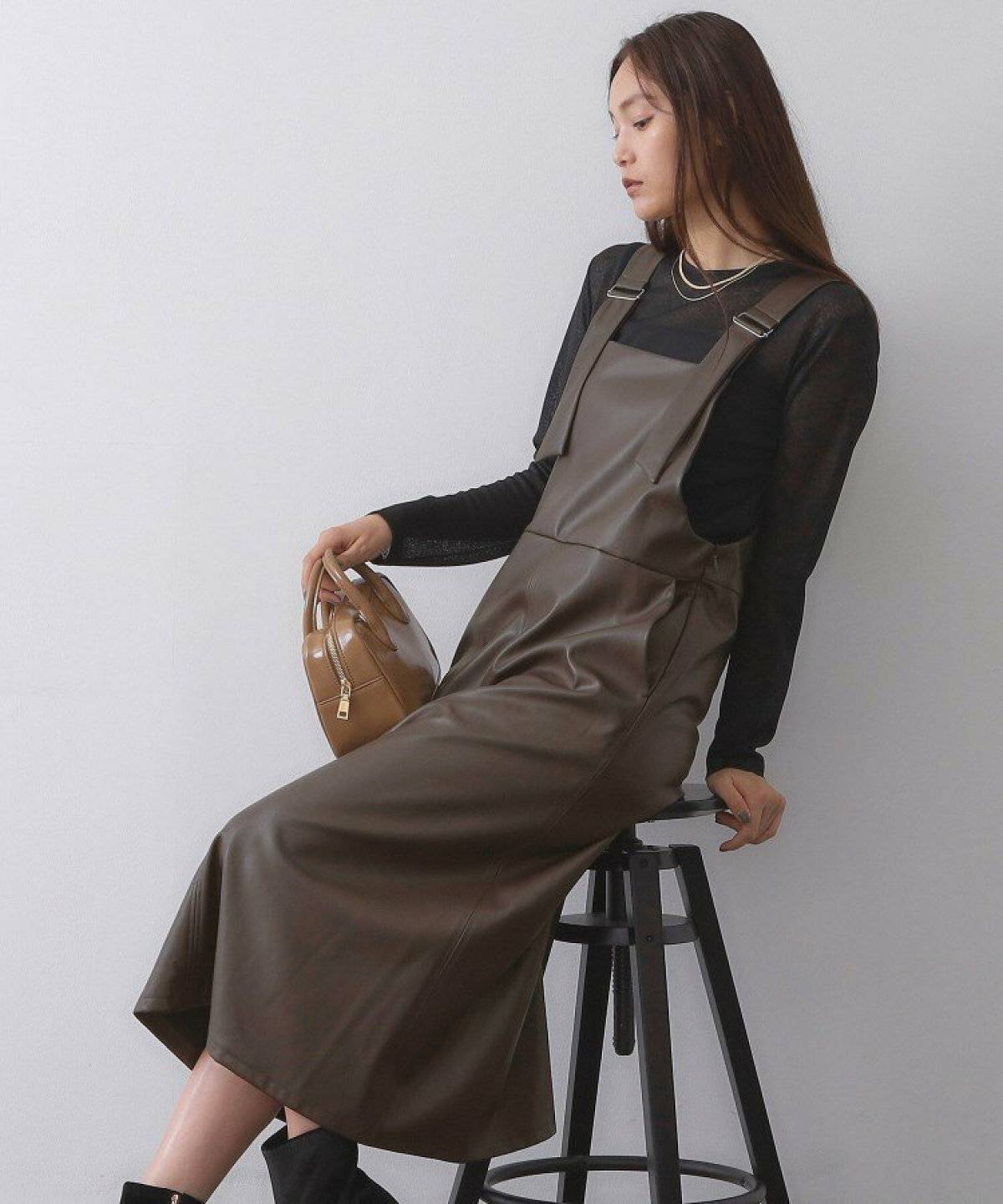 ワンピースコーデの女性