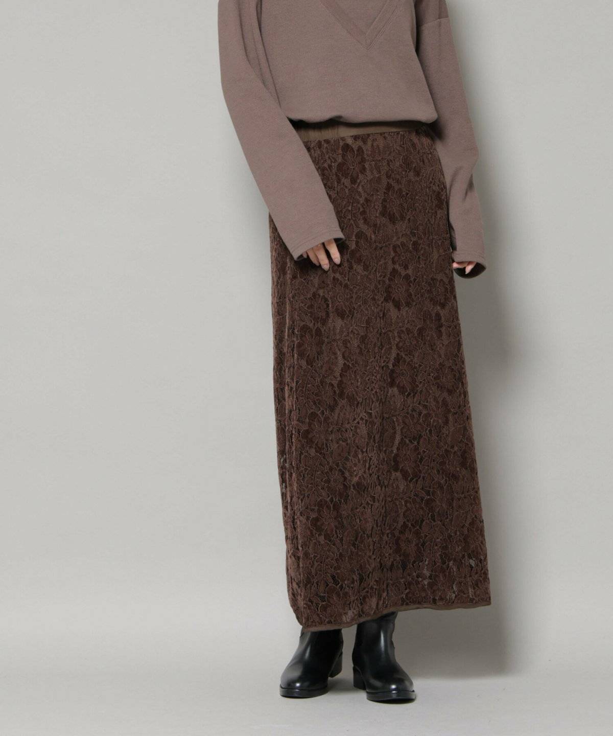 スカートコーデの女性