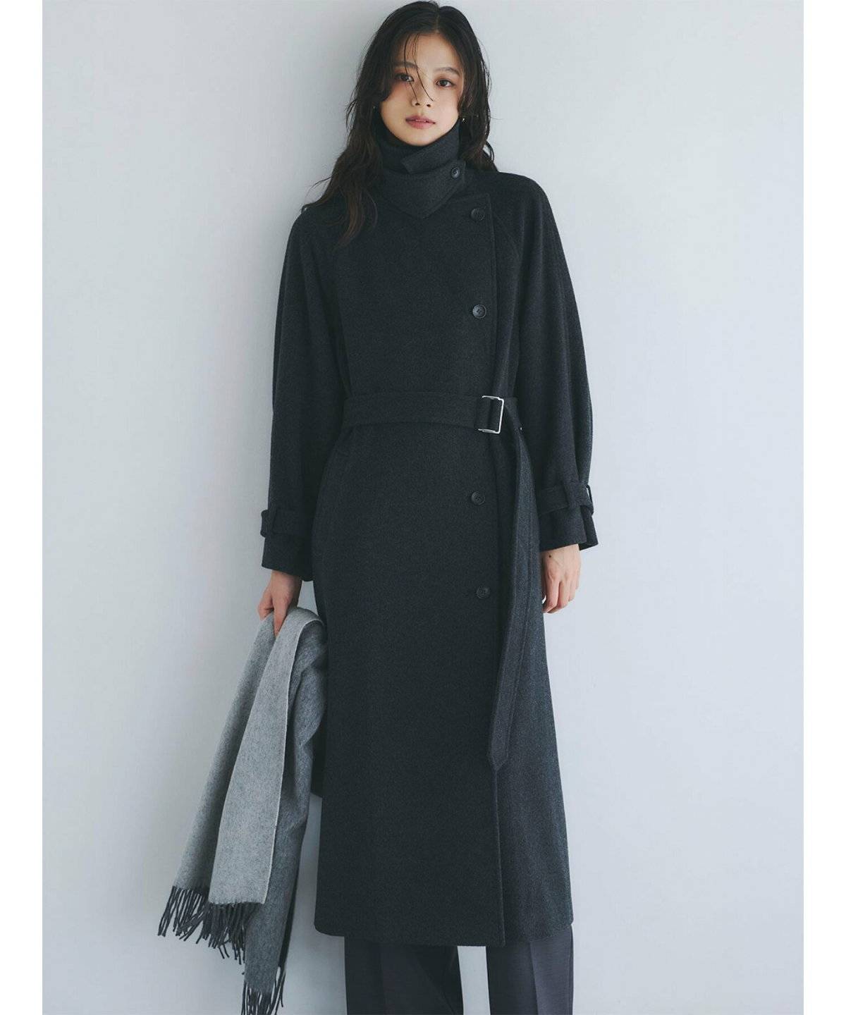 パンツコーデの女性