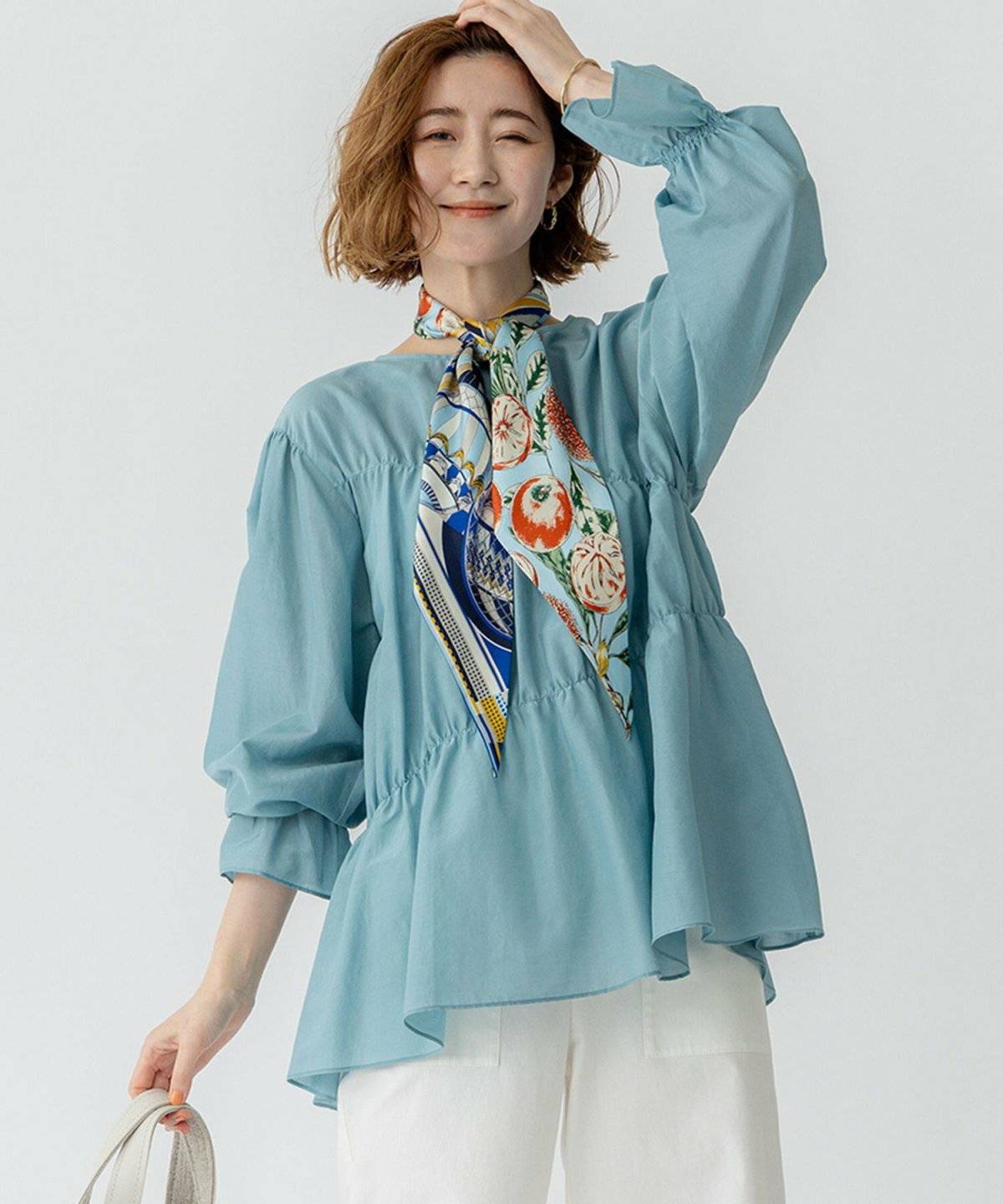 パンツコーデの女性