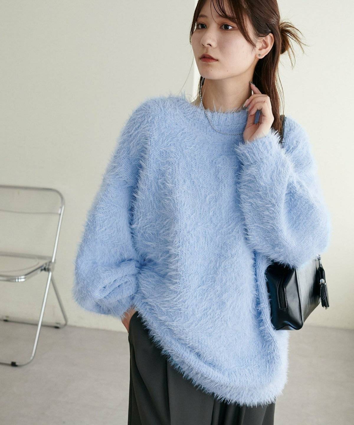 パンツコーデの女性