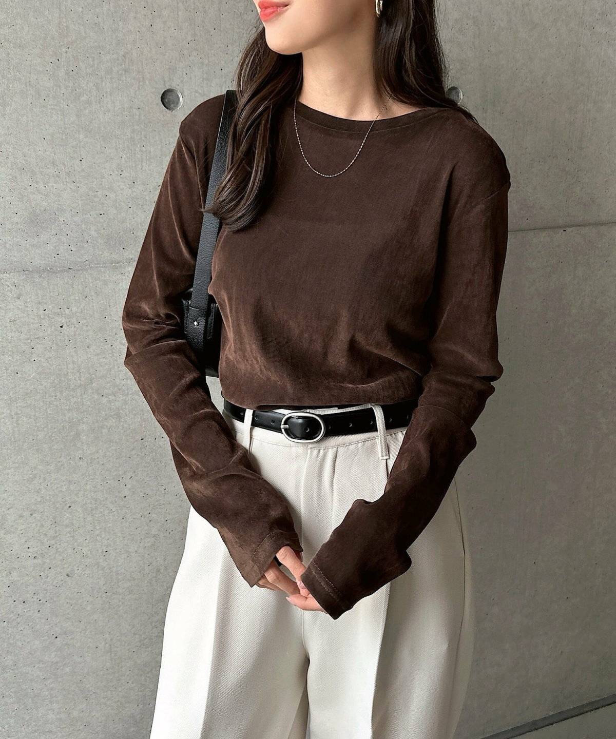 パンツコーデの女性