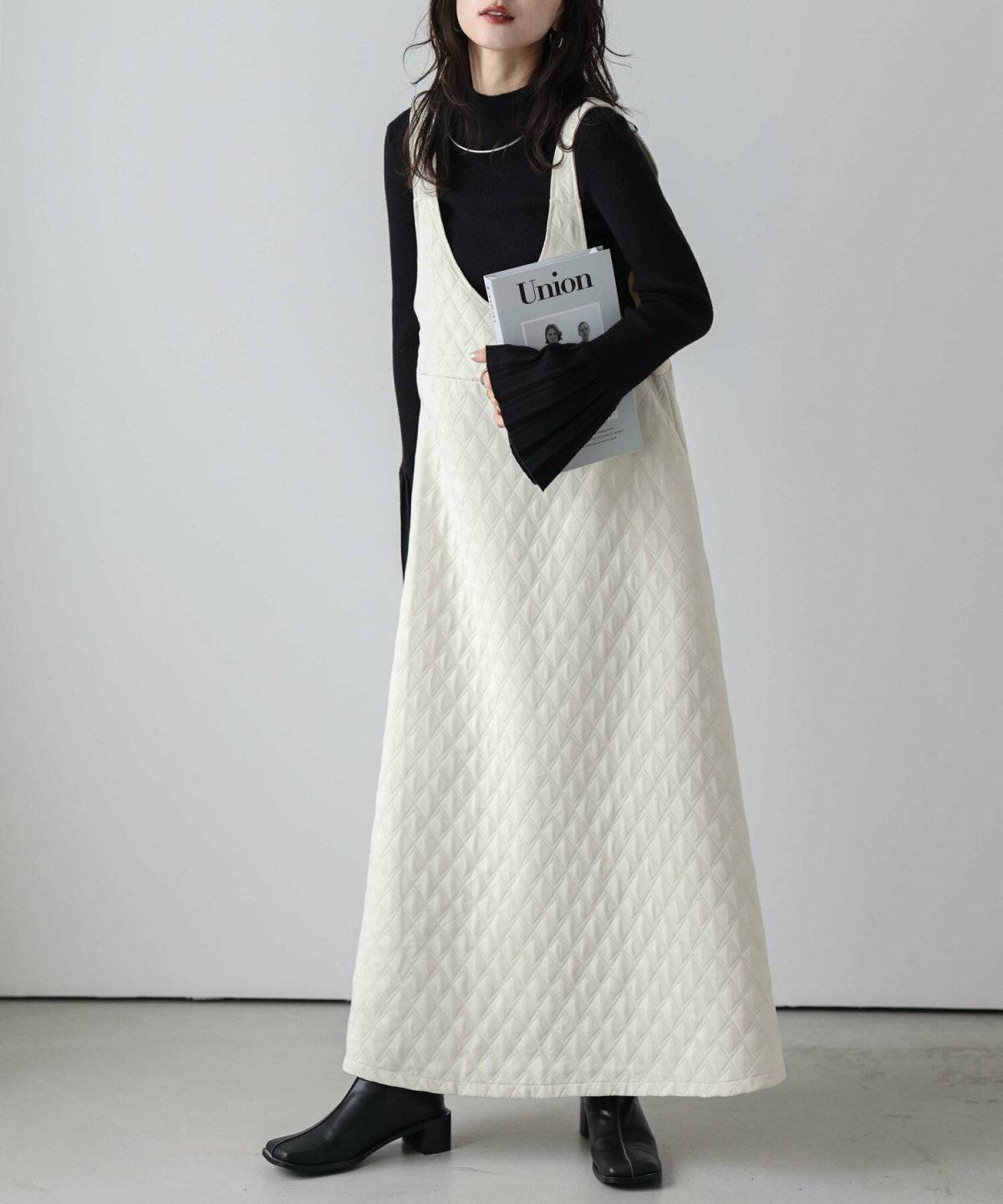 ワンピースコーデの女性