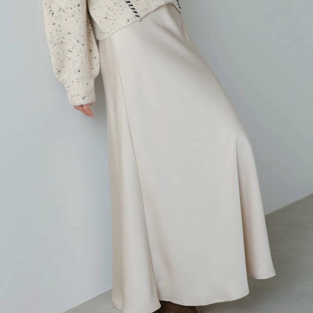 スカートコーデの女性