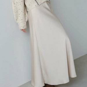  スカートコーデの女性 