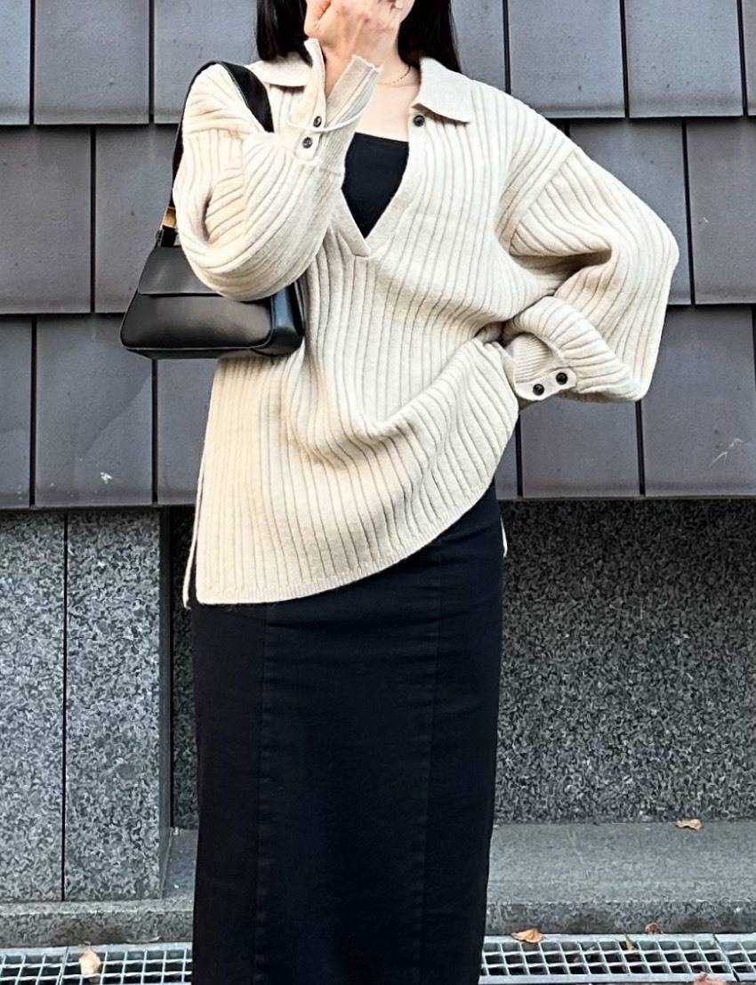 ベージュのリブポロニットコーデ