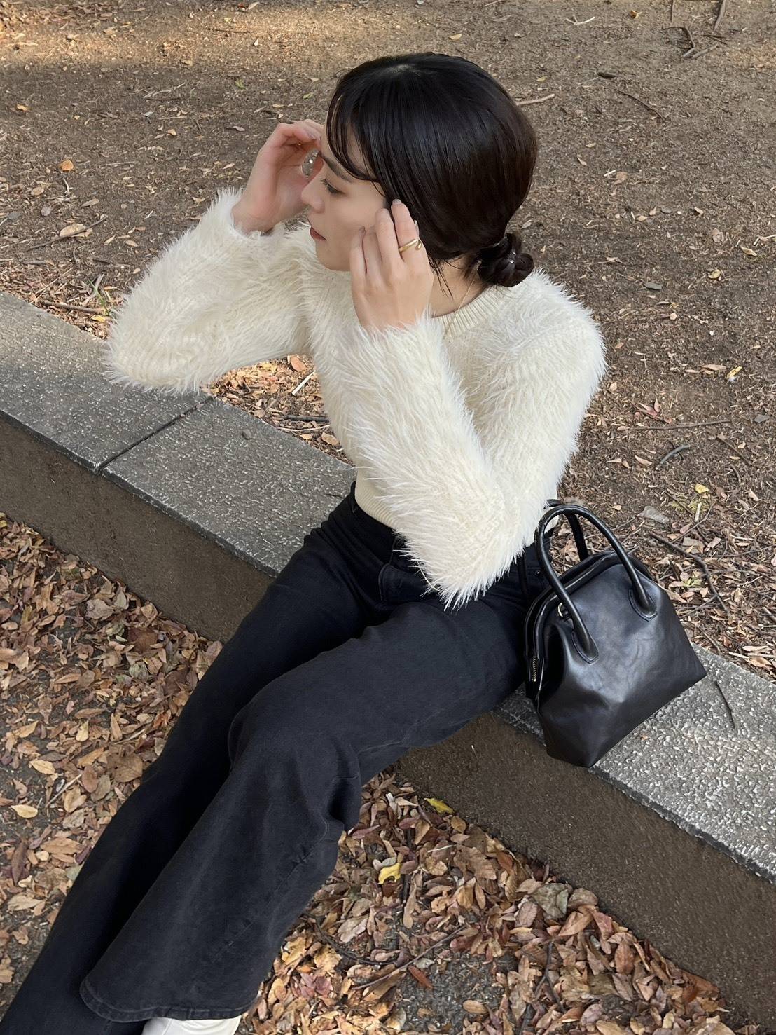 クロップド丈シャギートップスのコーデ