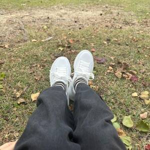 軽やかにスタイルアップ！デイリーに大活躍する大人の「ホワイト厚底スニーカー」