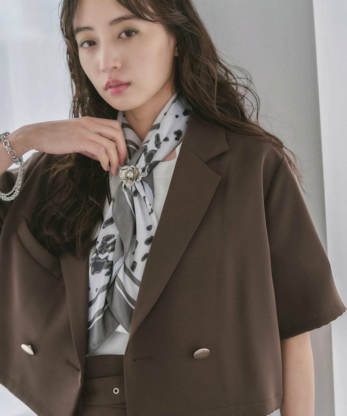 首にバンダナを巻いた女性