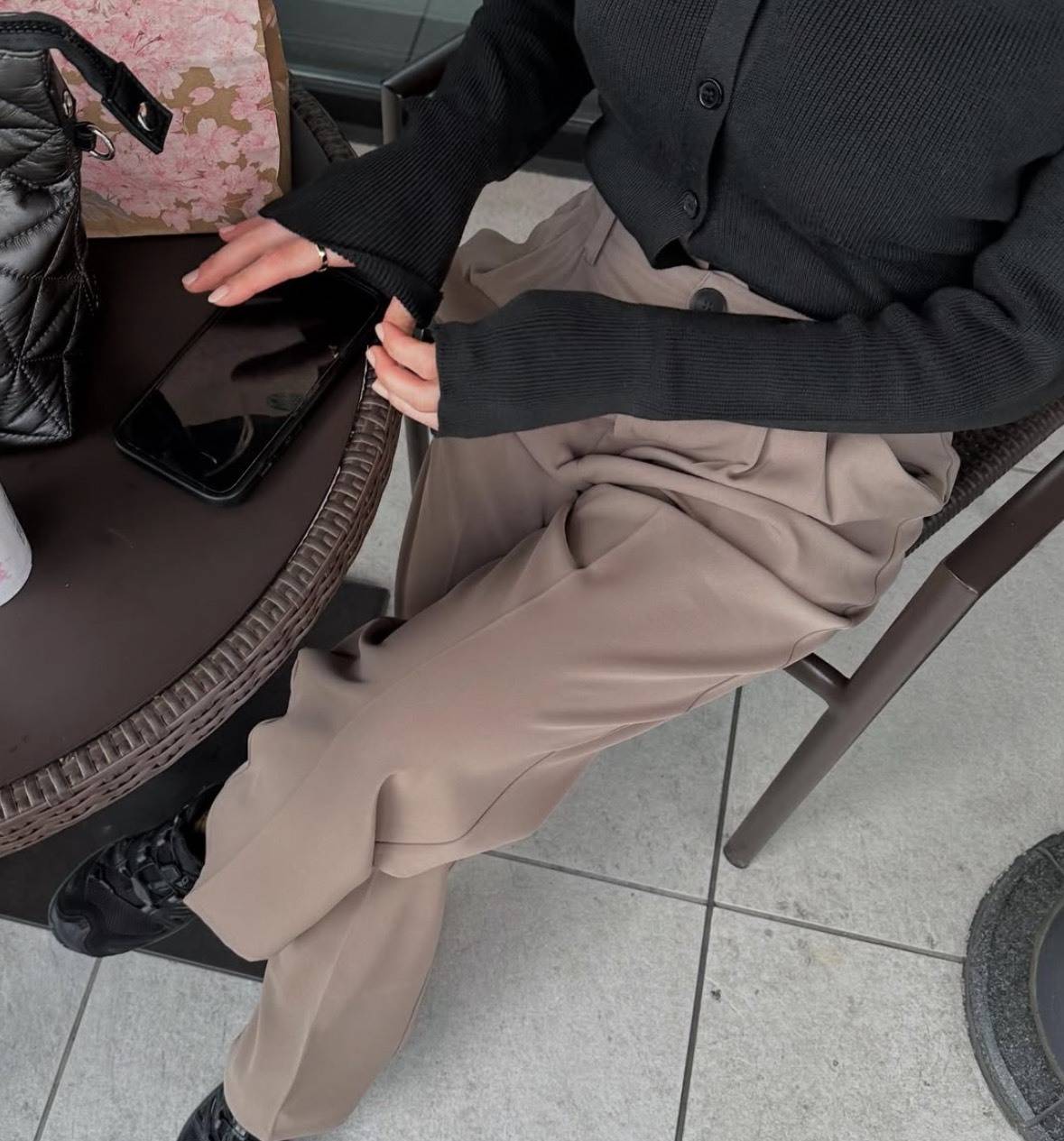 セレクトモカのスラックスパンツコーデ