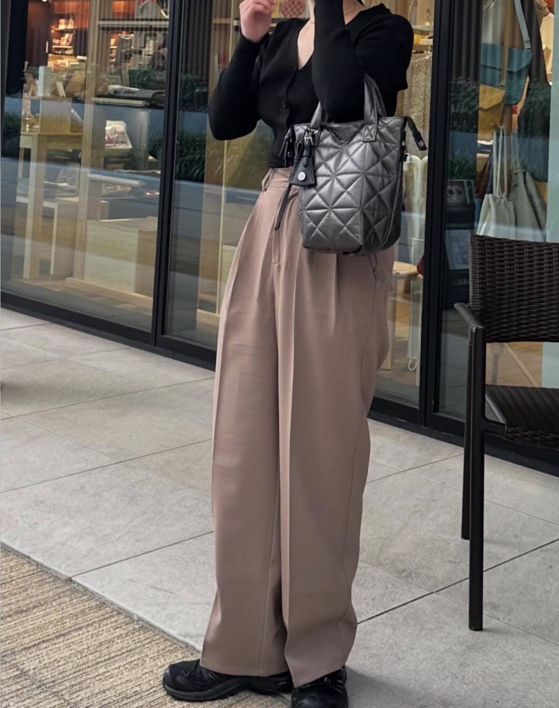 セレクトモカのスラックスパンツコーデ