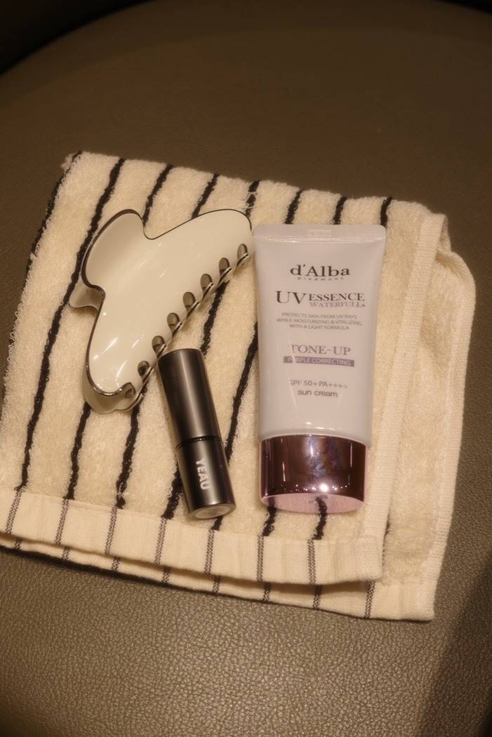 d’Alba「トーンアップUVエッセンス(パープル)」