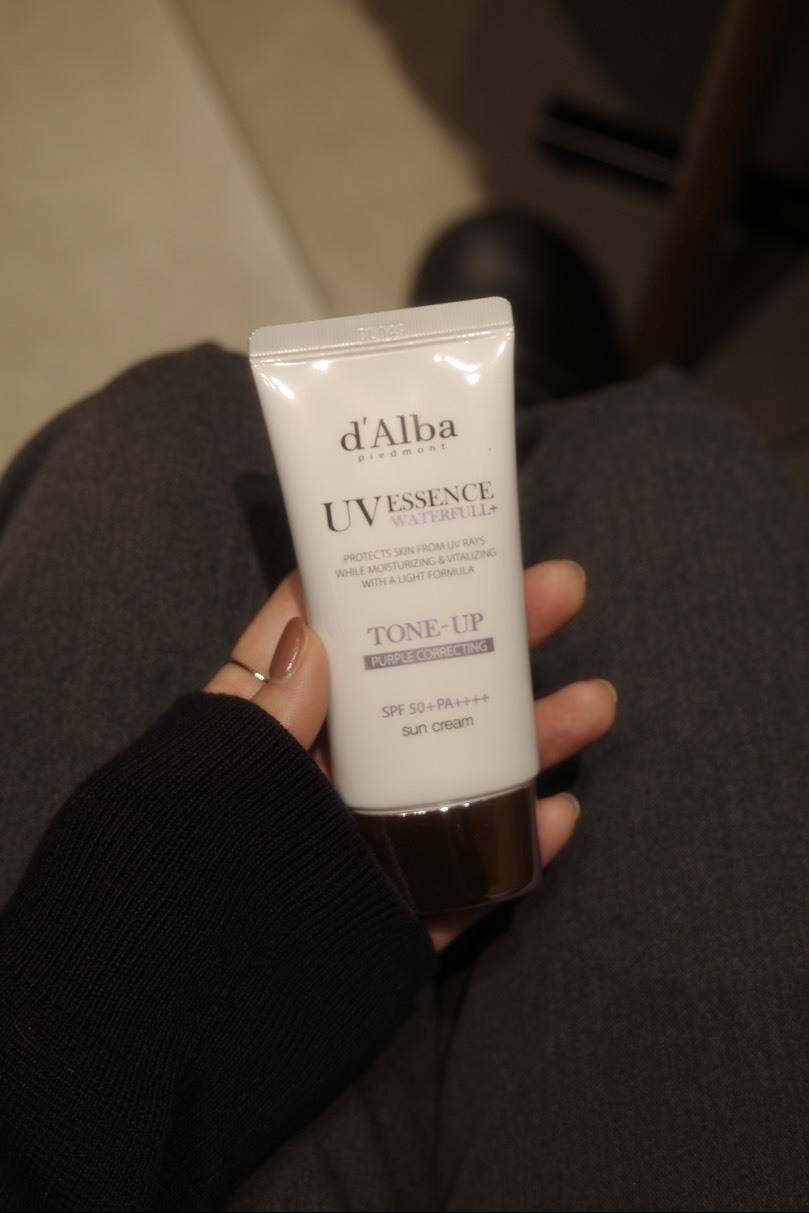 d’Alba「トーンアップUVエッセンス(パープル)」