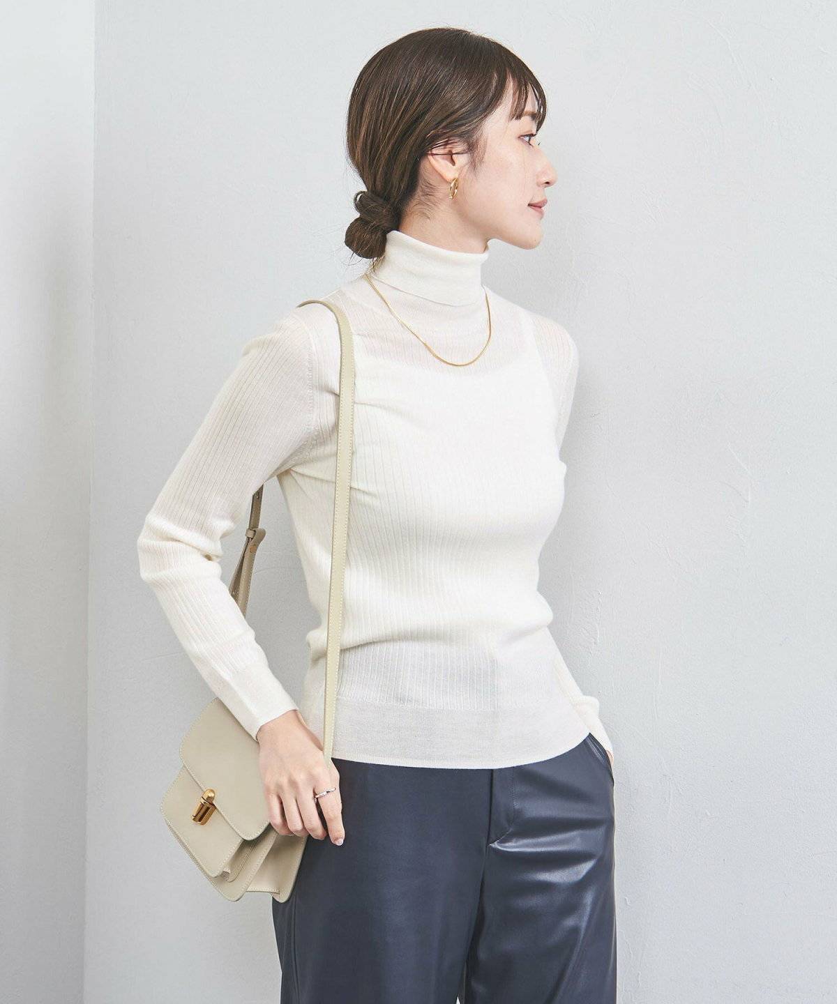 パンツコーデの女性