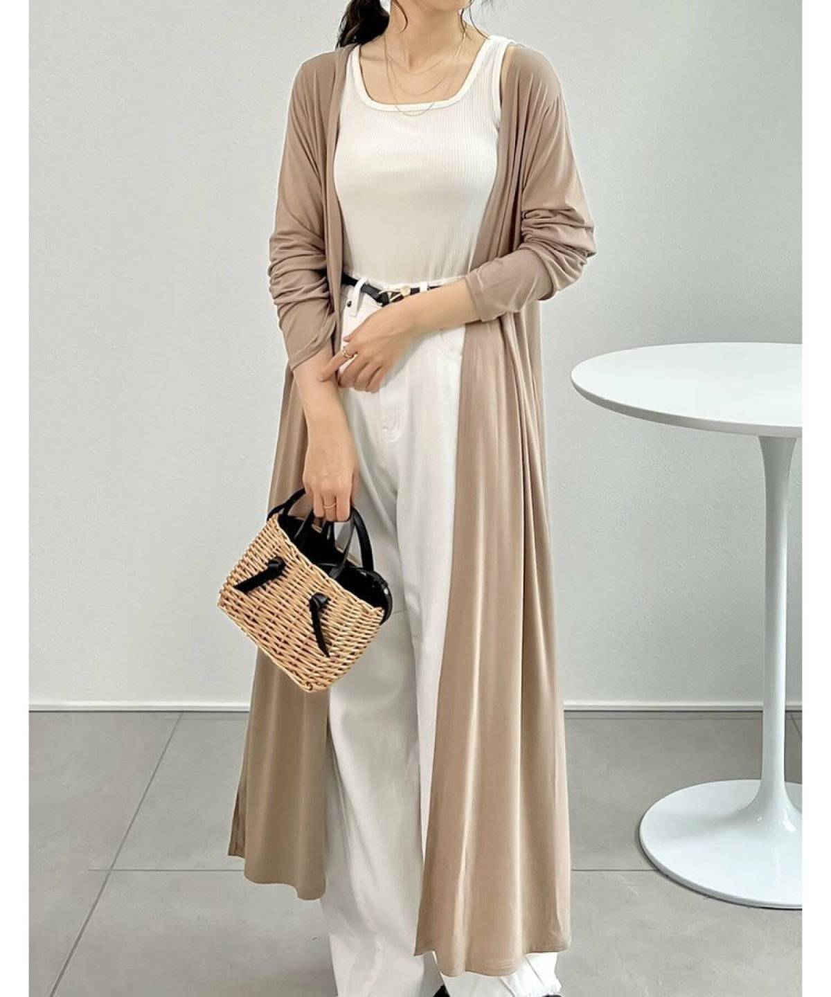 パンツコーデの女性