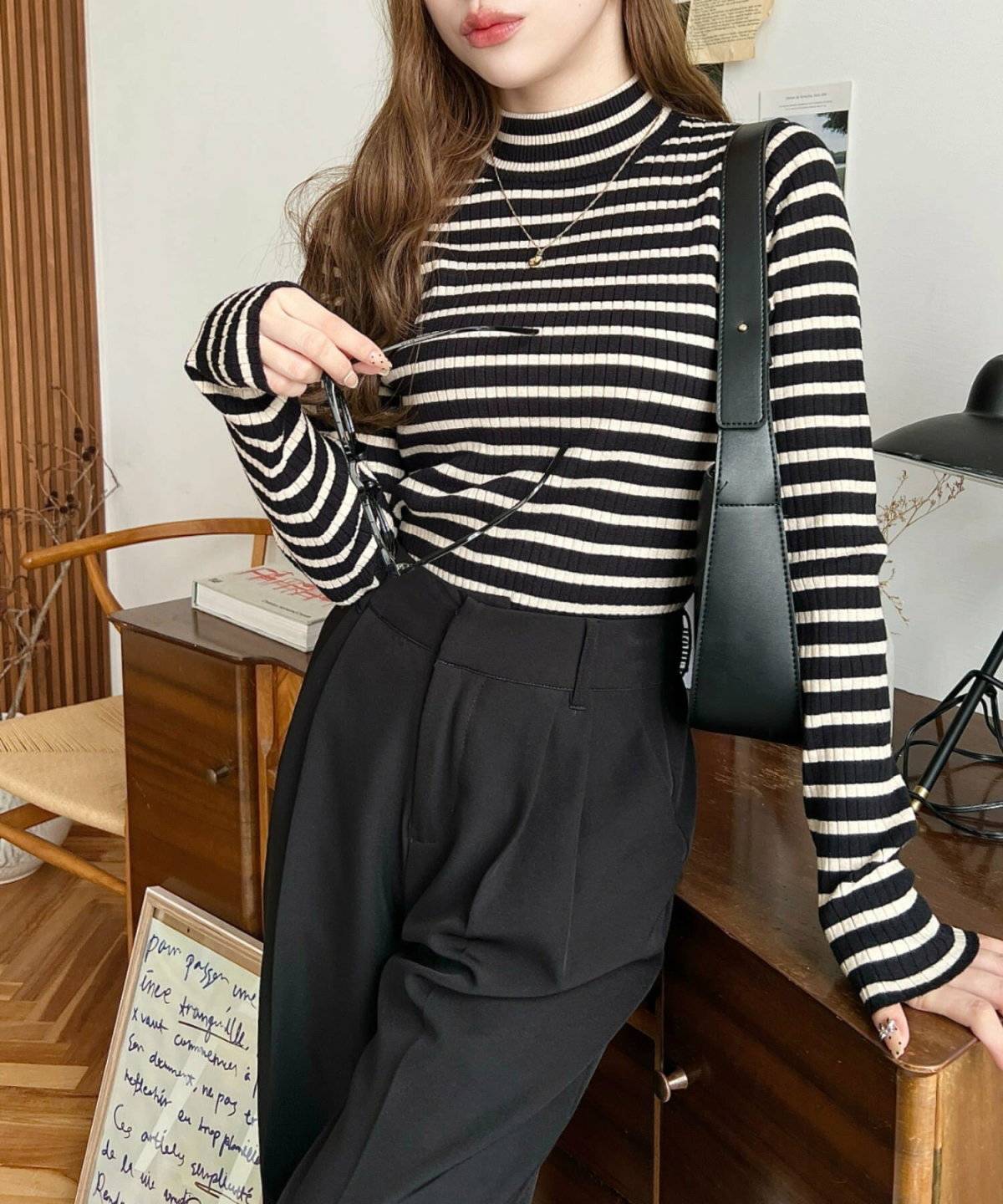 パンツコーデの女性