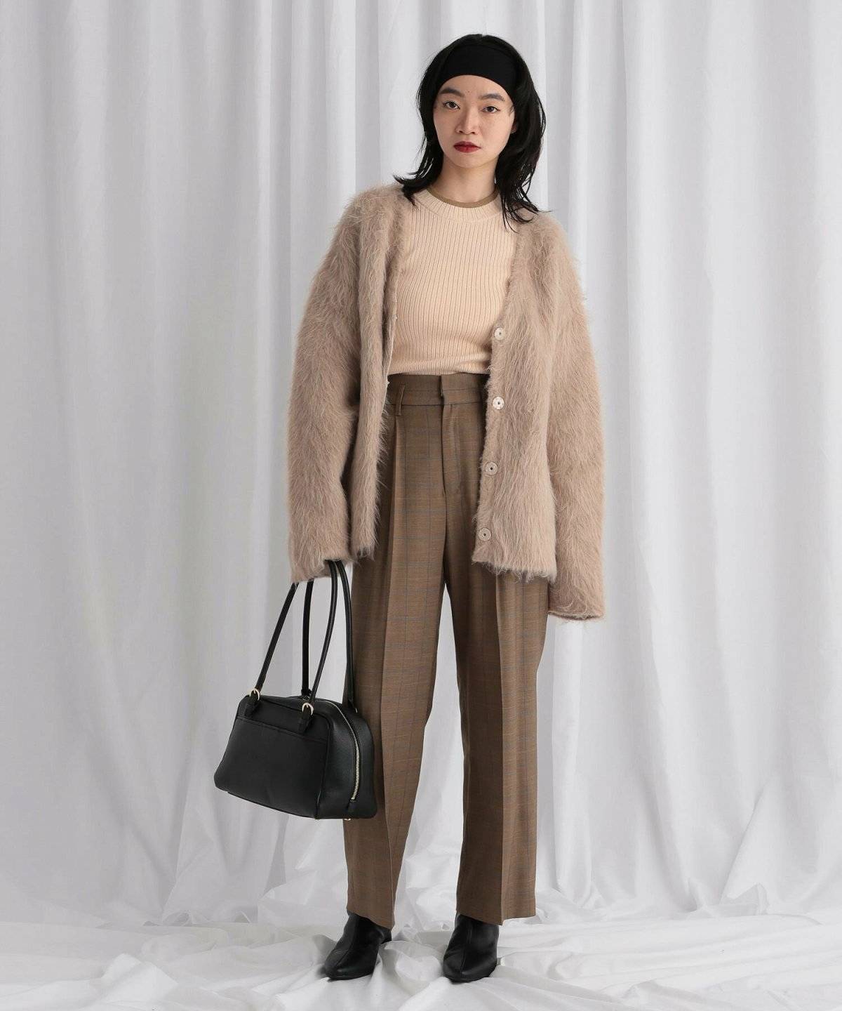 パンツコーデの女性