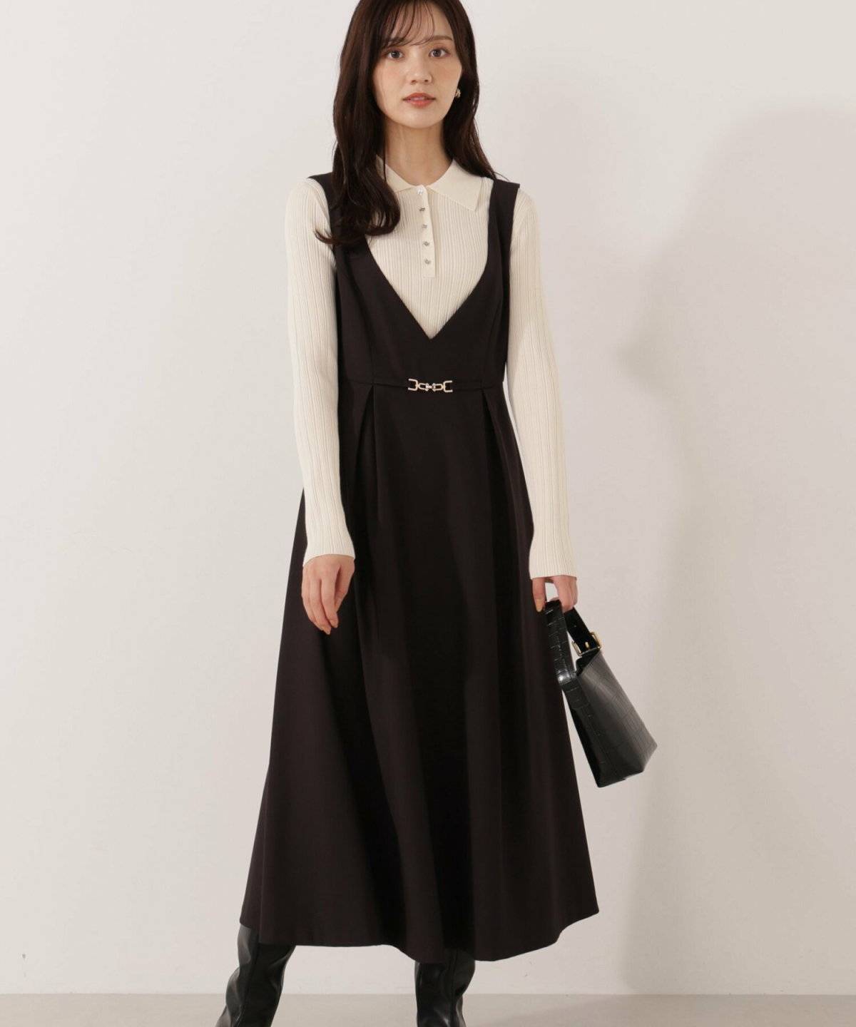 ワンピースコーデの女性