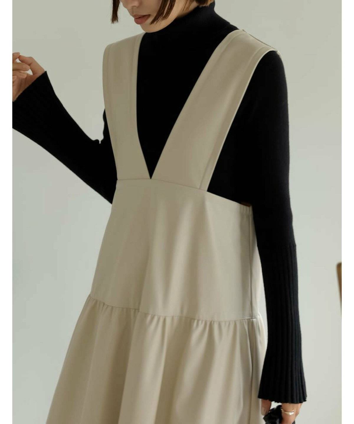 ワンピースコーデの女性