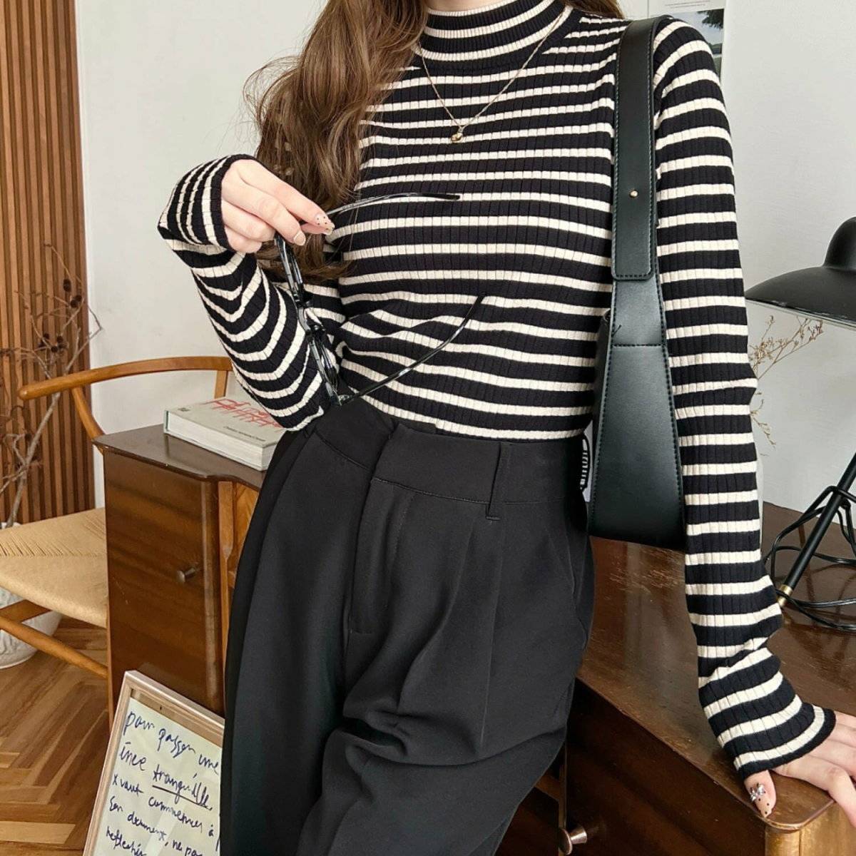 パンツコーデの女性