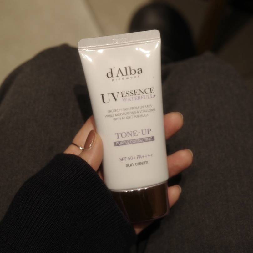 d’Alba「トーンアップUVエッセンス(パープル)」