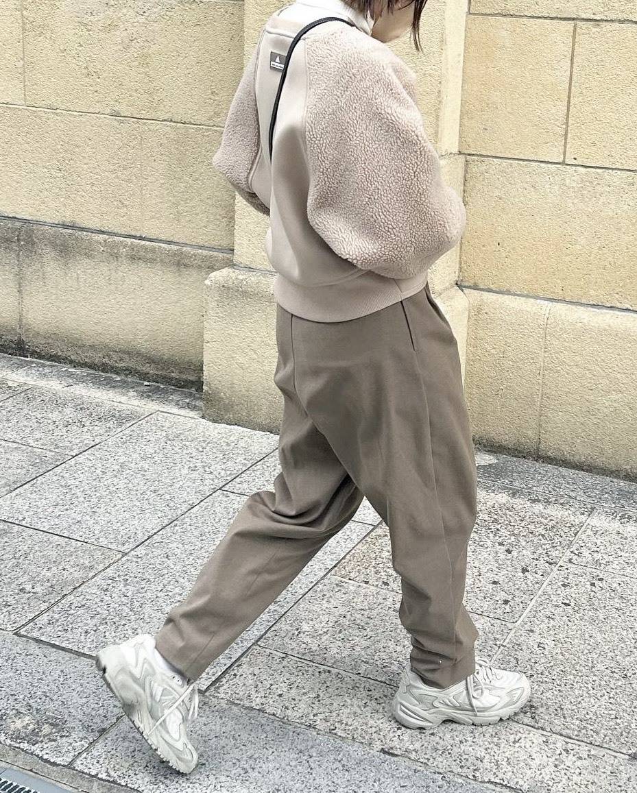 ボアスリーブトップスで冬のベージュコーデ
