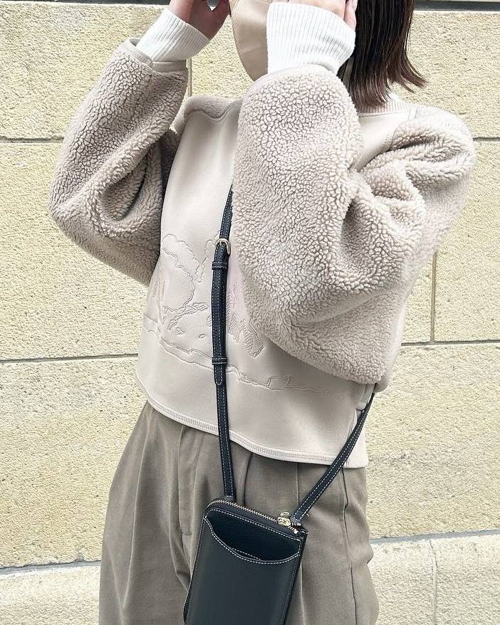 ボアスリーブトップスで冬のベージュコーデ