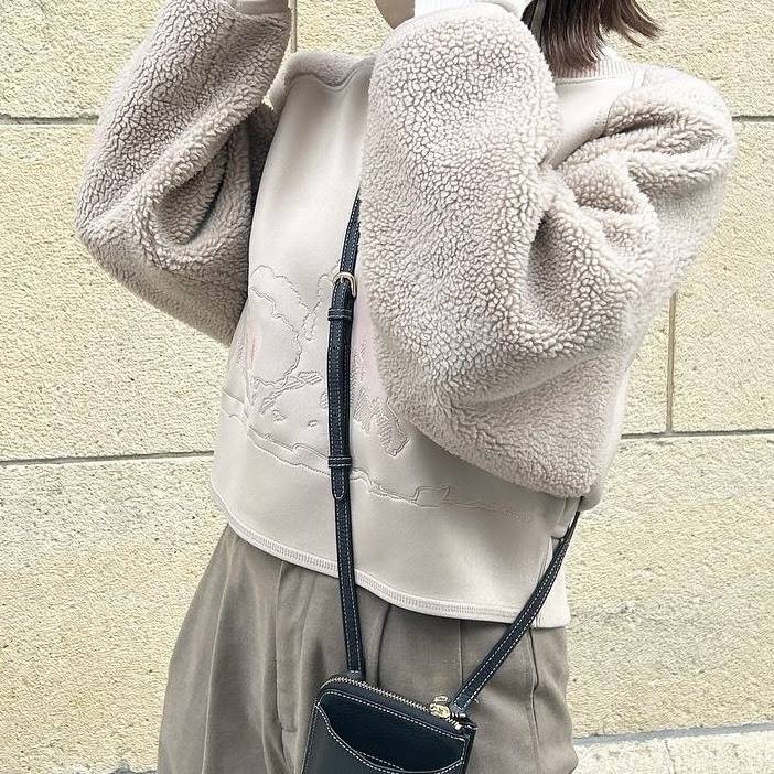 ボアスリーブトップスで冬のベージュコーデ