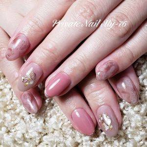 【2025年秋】悪目立ち無縁。大人女子のための最新ピンク系ネイル5選