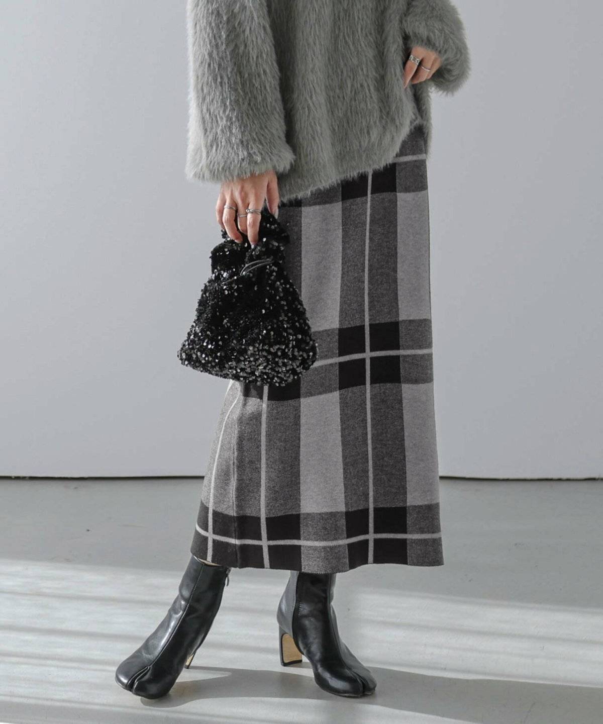 スカートコーデの女性