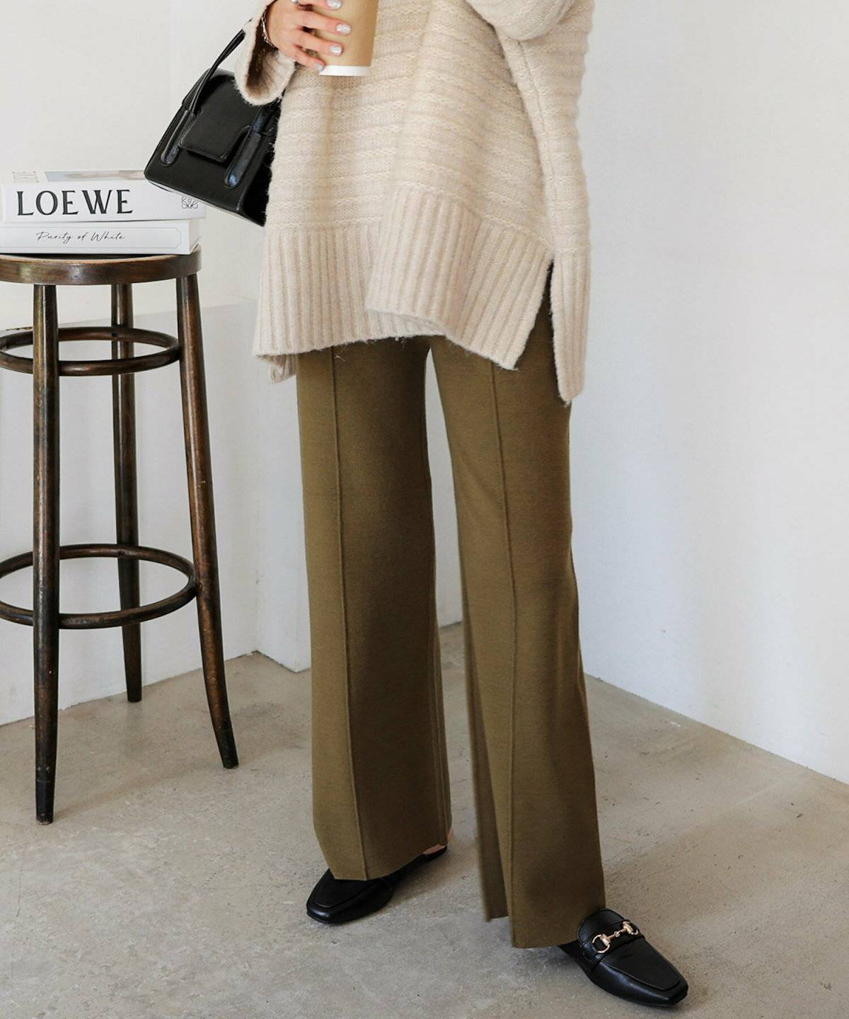 パンツコーデの女性