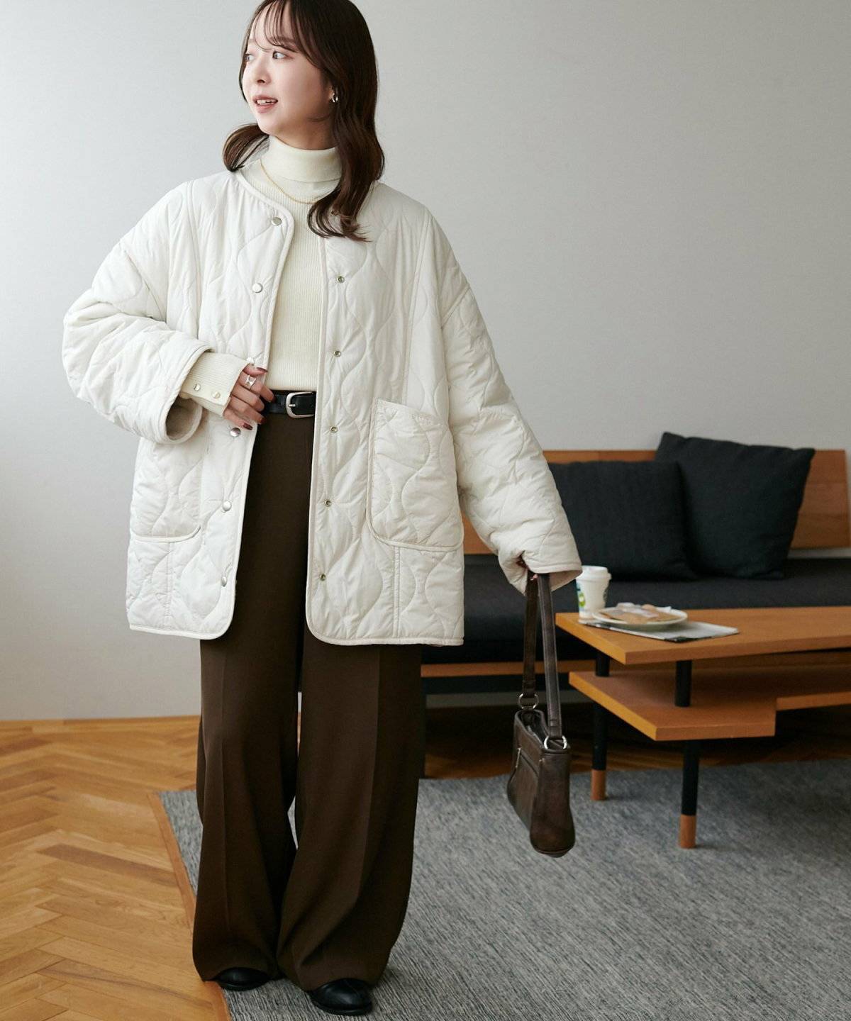 パンツコーデの女性