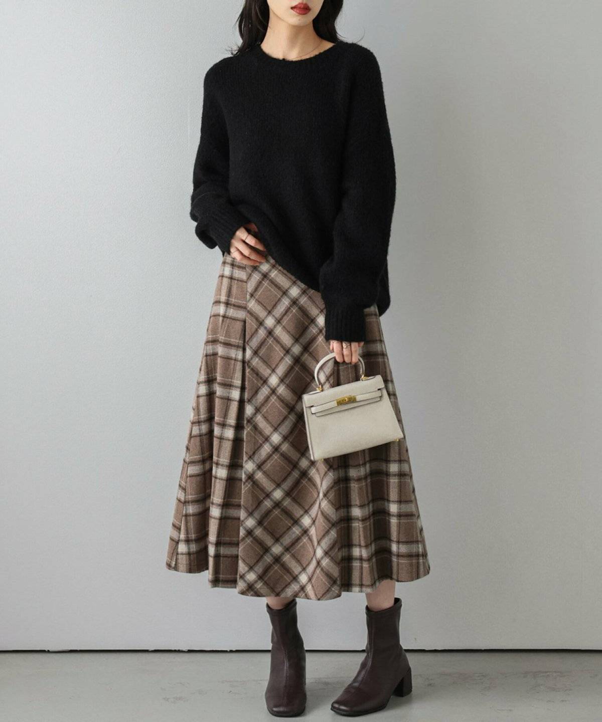 スカートコーデの女性