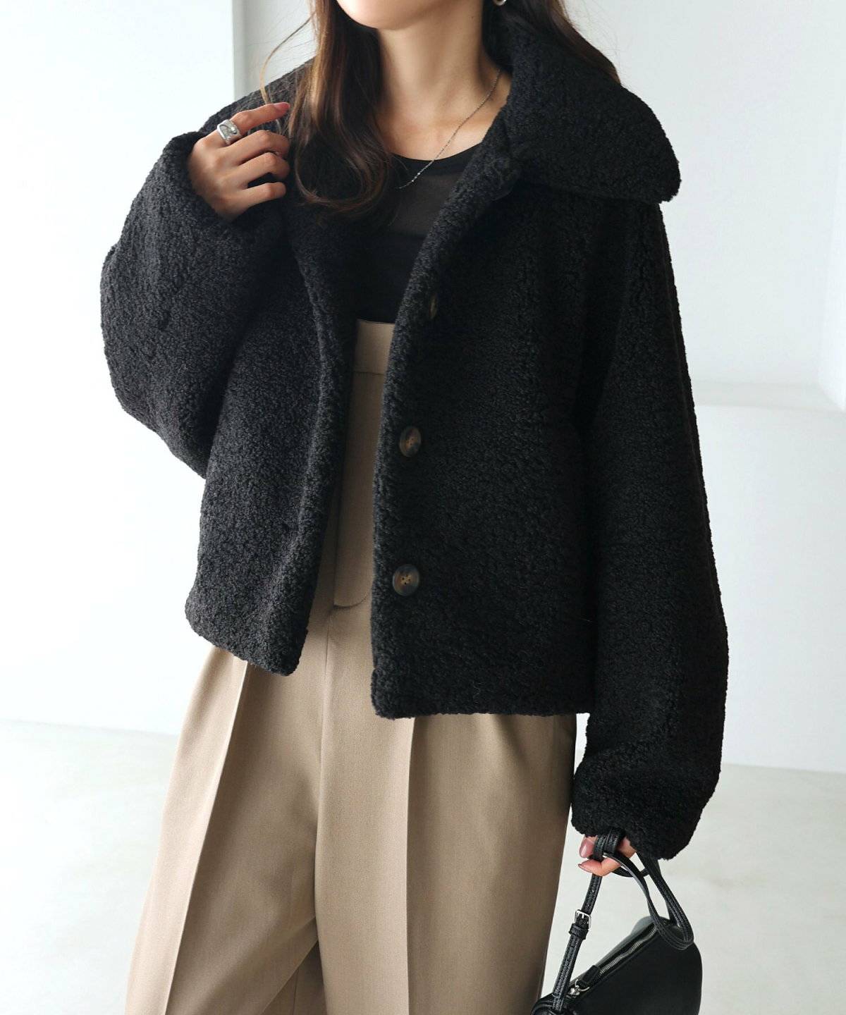 パンツコーデの女性