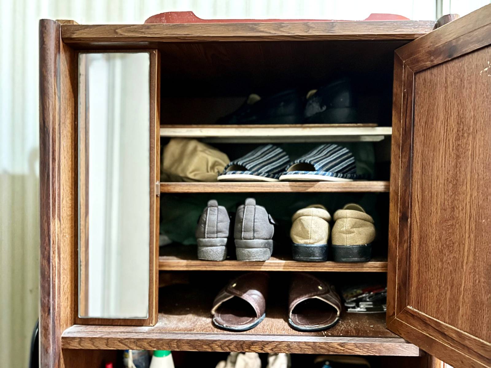 下駄箱　下駄箱　下がる　掃除されていない