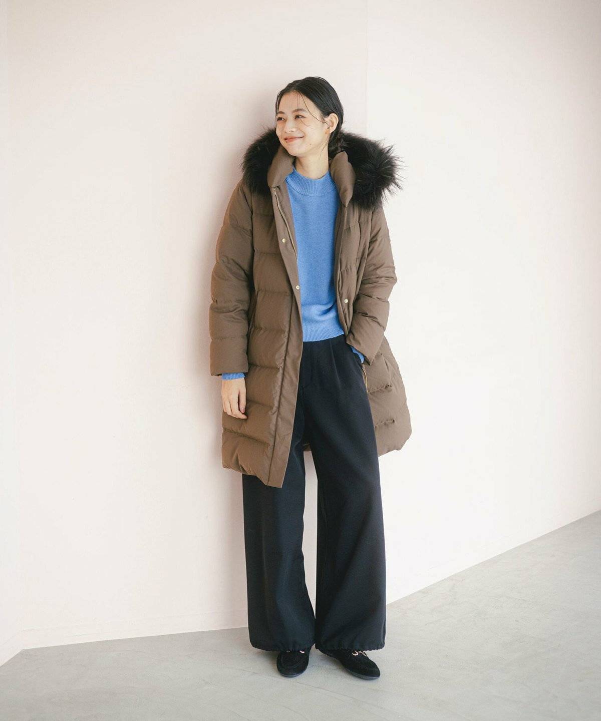 パンツコーデの女性