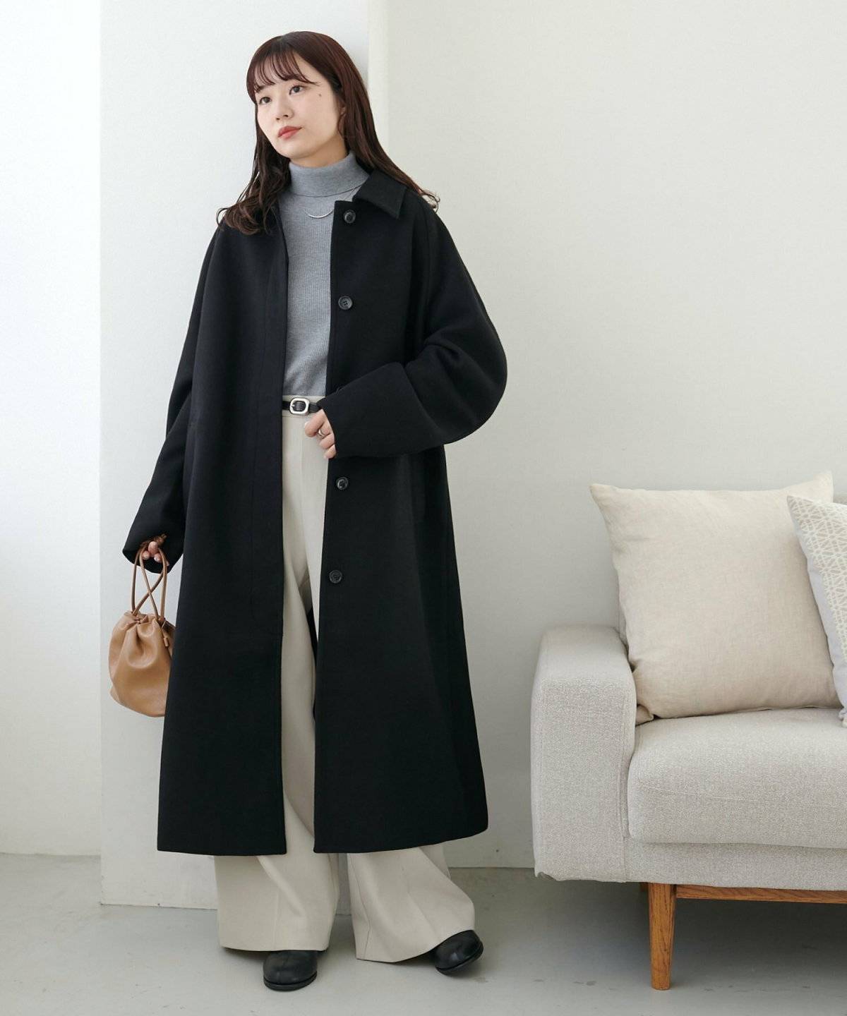 パンツコーデの女性